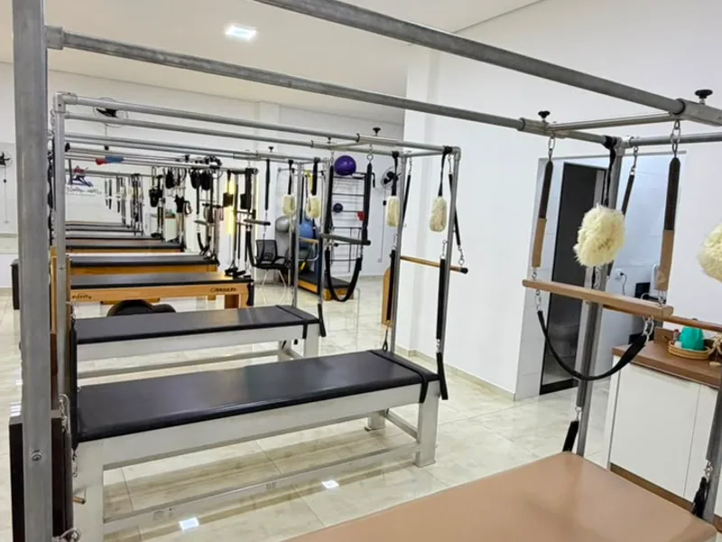 Vista geral do espaço com os aparelhos de Pilates